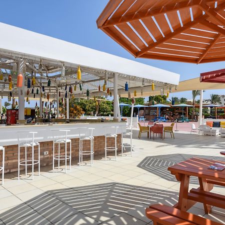 Desert Rose Resort Hurghada Exterior foto The pool bar at the Hilton San Diego Bayfront