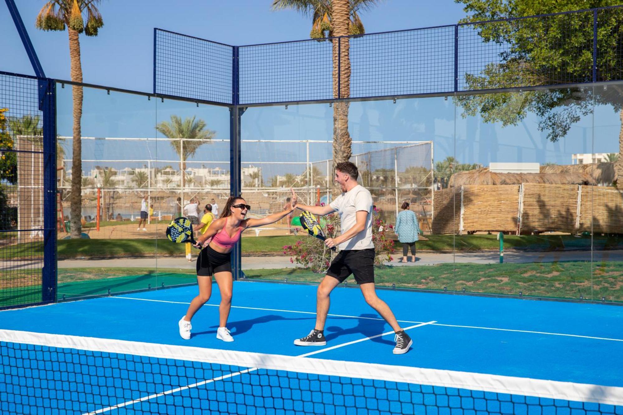 Desert Rose Resort Hurghada Exterior foto A paddle tennis court