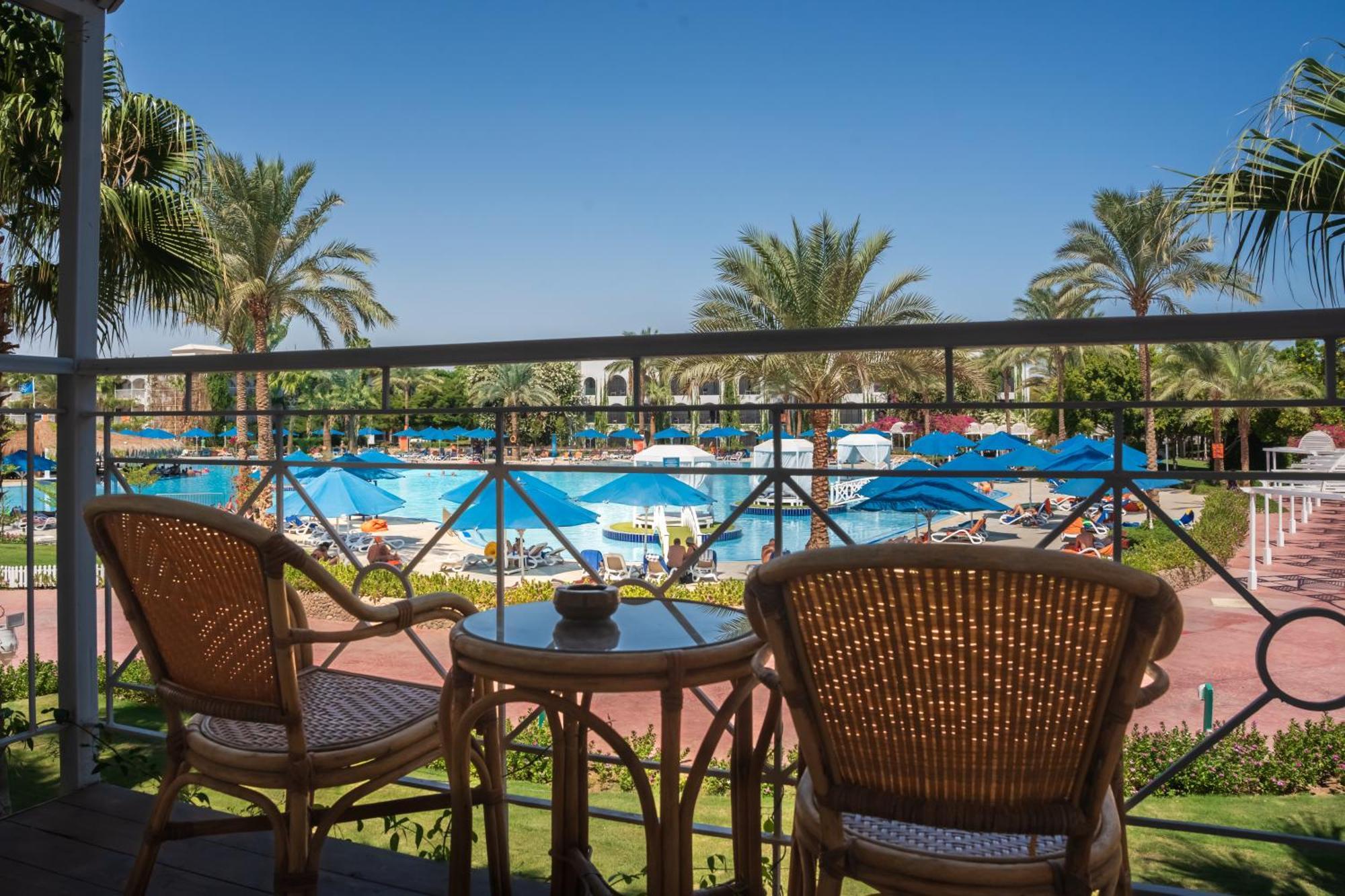 Desert Rose Resort Hurghada Exterior foto View of the pool at the Grand Hotel